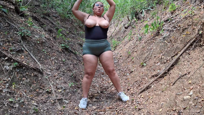 SugarPose: Femeie latino mare și țâțoasă face exerciții în aer liber cu țâțele ei afară