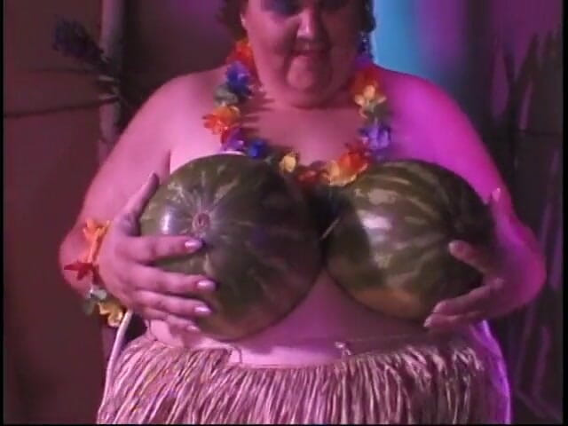 Give me BBW: Obrovská děvka s mléčnou kůží si prstí svou tlustou kundičku