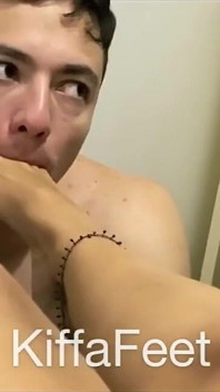 Bogini Kiffa dokucza jednemu ze swoich wyznawców stóp