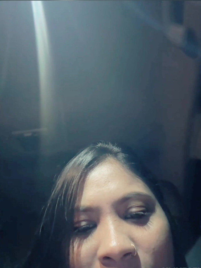 Nisha bhabhi ki chudai: Araba sürerken arabada büyük göğüslerini göster.