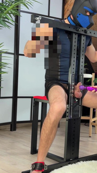 노예 남친을 착유 의자에서 3배 젖탱이로 짜는 여주인