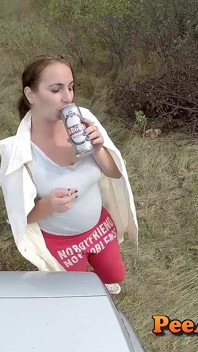 Pissen op een enorm volume van mierenspieren en buitenshuis haar natte kleren veranderen