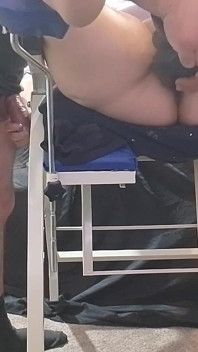 Grande dildo preto me deixa aberta