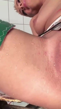 Sottomessa ragazza con i capelli corti viene sculacciata e scopata dal suo medico