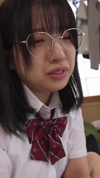 一个丰满的女学生在我的自行车上碰到了我，并在性爱中给了我全力支持！