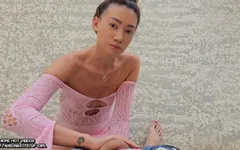 Cặp mông nhỏ gọn và khít khao của người đẹp châu Á thể hiện việc làm tình qua đường lỗ hậu ngay trên đường phố