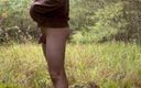 Apomit: Náctiletý chlapec se ukazuje bez kalhot v lese za deště