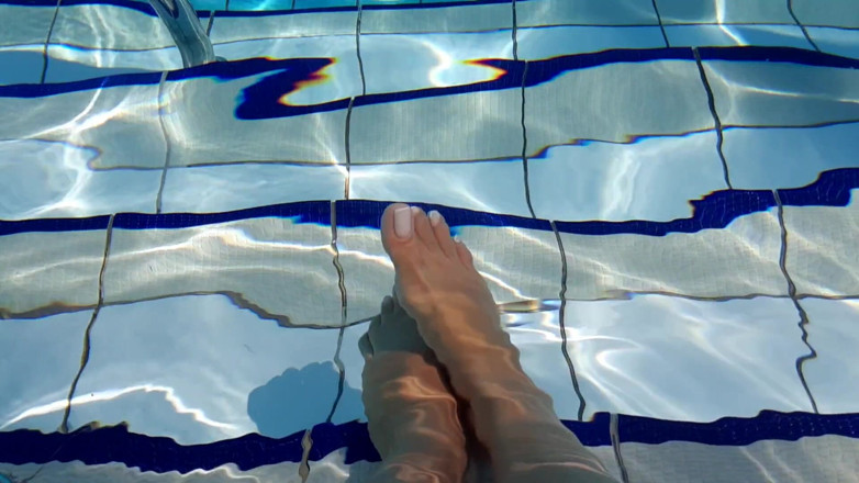 Fetish intimmedia: Foot fetish play in pool