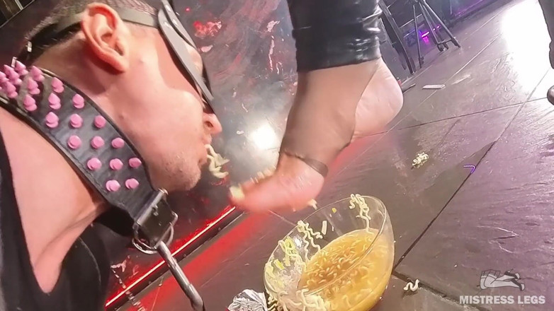 Mistress Legs: 奴隶的晚餐：浸满金色花蜜和肮脏的脚皮的方便面