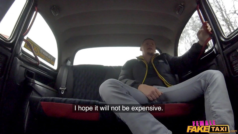 Female Fake Taxi: Ženský Fake Taxi - Boxer šuká blondýnku
