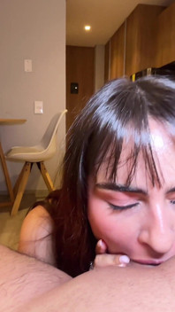 Une Petite Soubrette Colombienne Se Fait Surprendre En Train De Partager Un Lit Et Baiser Par La Grosse Bite De Son Patron