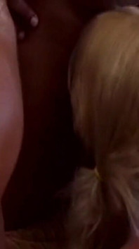 Blonde babe zuigt en neukt enorme grote zwarte lul hardcore