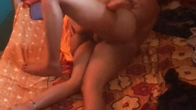 House stage: Une bhabhi indienne se fait baiser pour la première fois