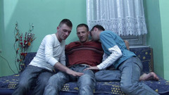 HomoStag: Dva chlapi šukají do pusy své kamarádky