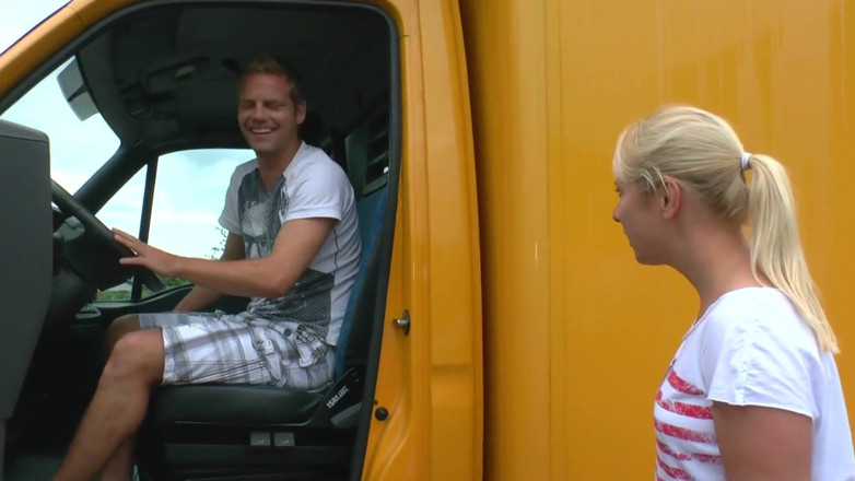 German amateur - 100% German hardcore videos: O mamă sexy blondă este futută în spatele camionului