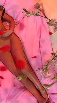 Sensual lésbicas morenas tiram a roupa e se acariciam antes de usar cinta-caralho para agradar suas xoxotas