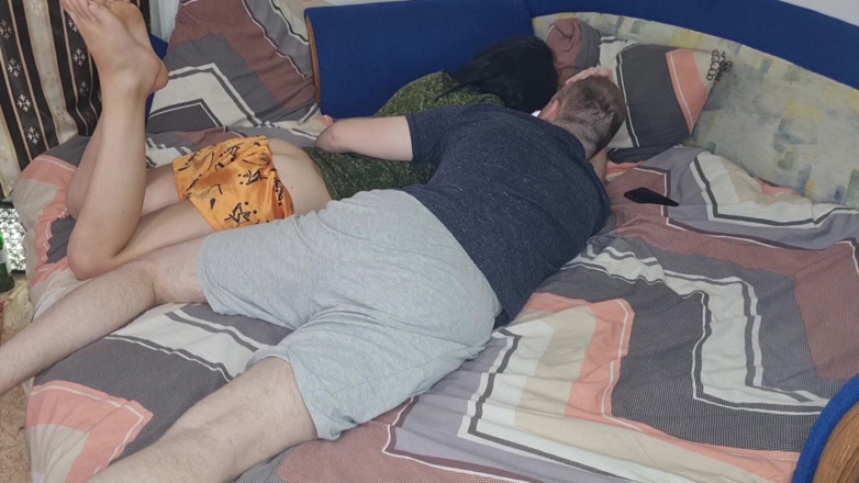 Viktoria_sekret: Evli kadın arkadaşı tarafından gavatın önünde sikiliyor