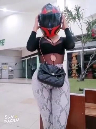 Barbietransxxxx: Anale all'aperto di una ragazza con il suo elmetto da...