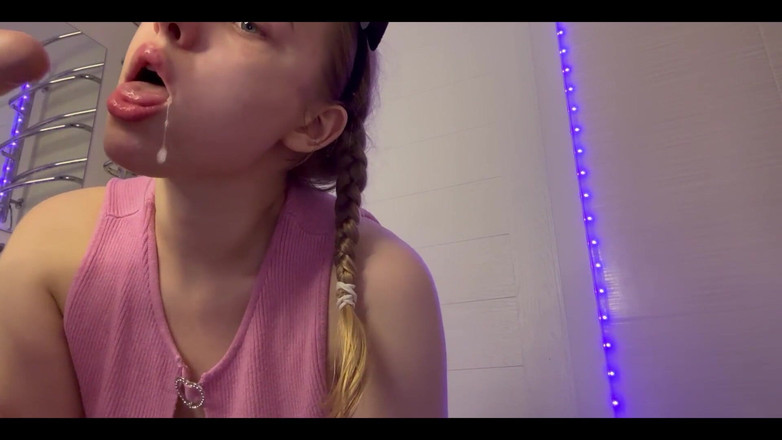 JuiceLussie: Menjolok dubur dara