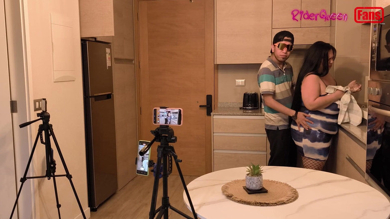 Riderqueen: 继母被大胆的继子勾引,粉丝视频