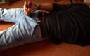 Fratchino: Збуджений хлопець дрочить у джинсах