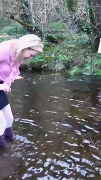 Sekretářka v bílých punčochách promáčená ve Waders se pokazila