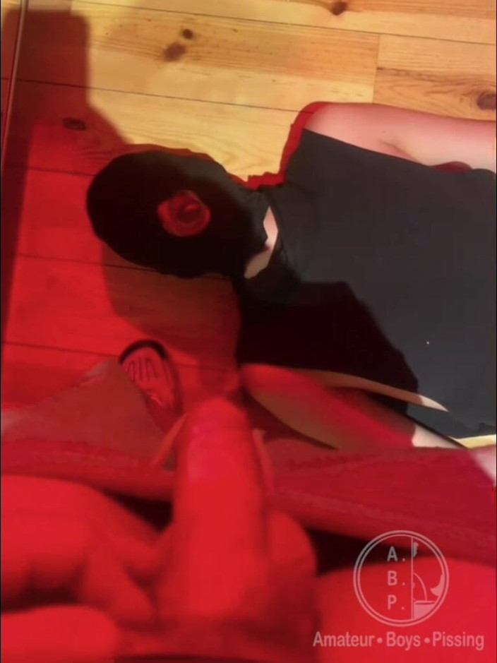 AmateurBoysPissing: Amateur-junge pisst in ein glas in den mund seines freundes