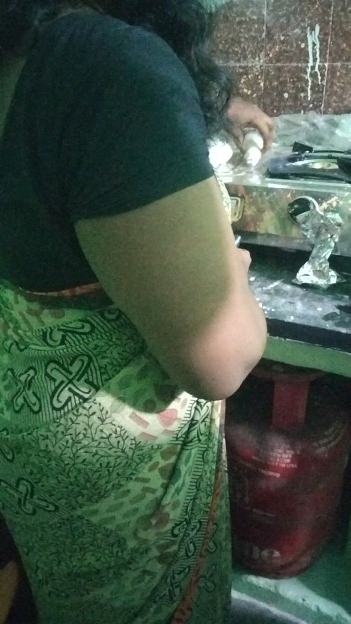 Tamil lesbian: Saree Memakai Makcik Baru Bercakap