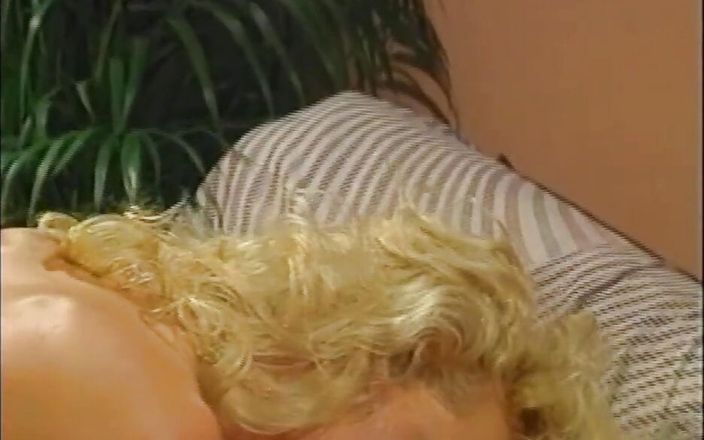 Vintage Usa: Une blonde sexy suce une double pénétration dans le cul,...