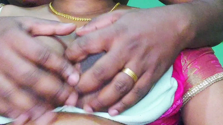 Desi Mohini: 伙子，我今天敲打我哥的胸部