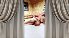 Lukerya: Suri rumah panas Lukerya dengan dildo besar di atas katil...