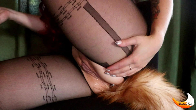 MadamFox: Sexy Fox se distrează singură