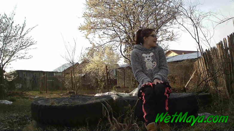 Wet Maya: Писяє на старі шини у дворі