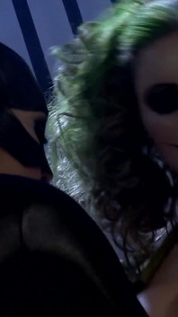 Dylan se travesti para satisfazer sexo transgressivo