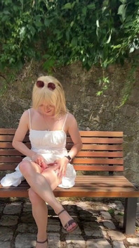 Trans ragazza senza scivolamento sotto il vestito estivo! Sega in pubblico spudorata in città!