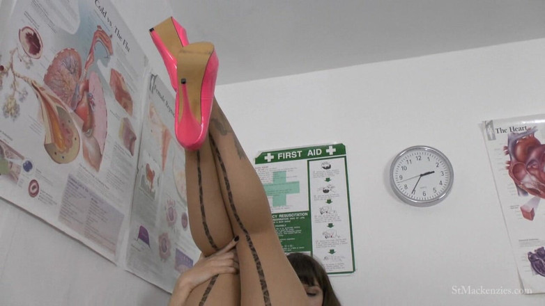 St Mackenzie's Archive: Helen strips &amp; lagi asik muasin memeknya pakai celana ketat yang...