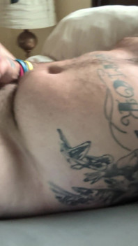 Bărbat cu tatuaje