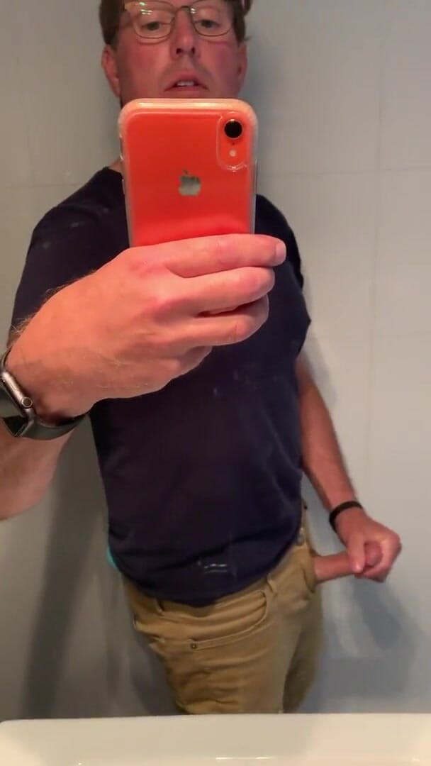 TJenner: Sesión de paja de hoy, mostrando mi polla roja, palpitante