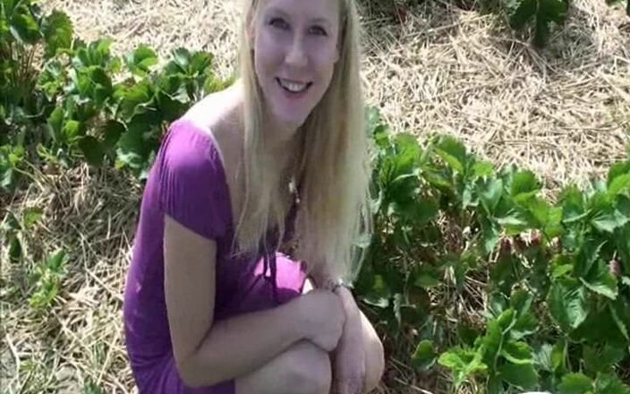Blondehexe: Çilekleri aldıktan sonra sikişiyor