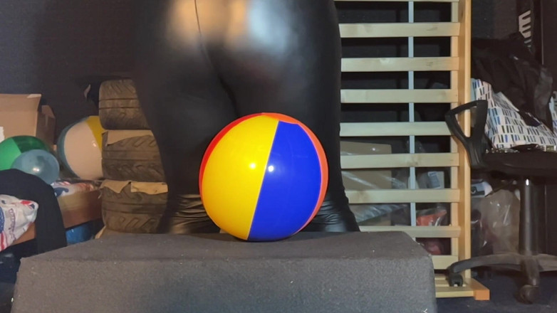 BeachBallsDuo: Bigbootylucy i dragon Agressively Crushing 11 piłki plażowe i 3 kulki Bubble!