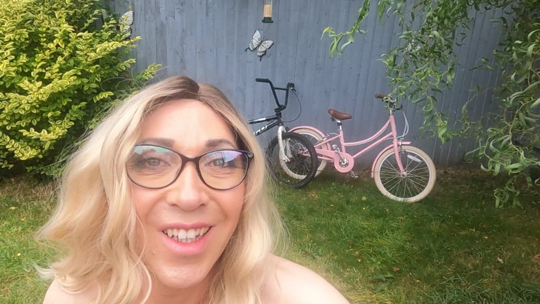 The Midnight Minx: 정원에서 핫한 벌거벗은 물