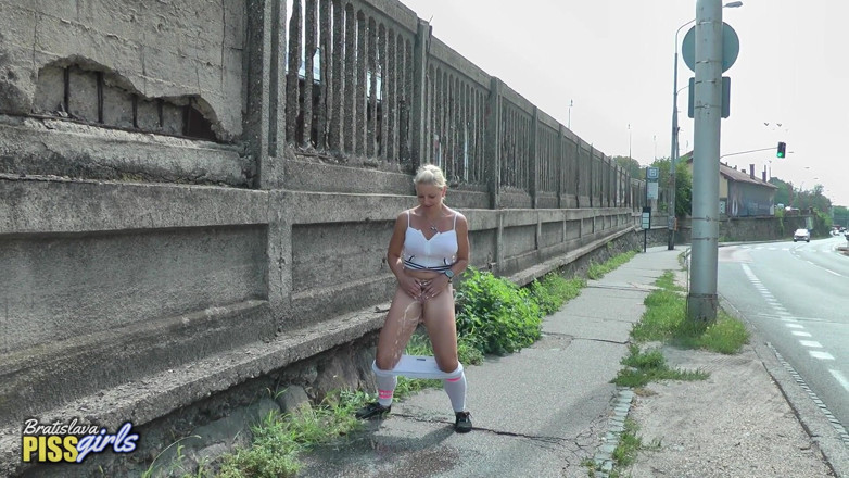 BA-PISSgirls: Luci Love Standing Pissing