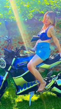 Motosikletli amcık ıslak azdırıyor ve orgazm oluyor