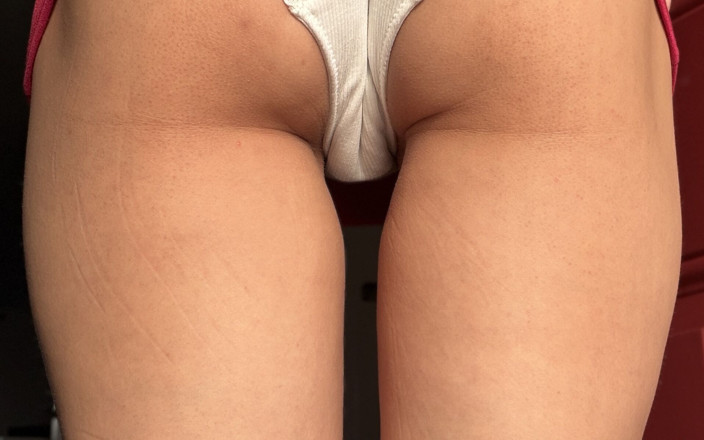 Ms_Emmy_Lynn: Görünür külot çizgileri. Dress Lift. Beyaz dantelli külotumu gösteriyorum