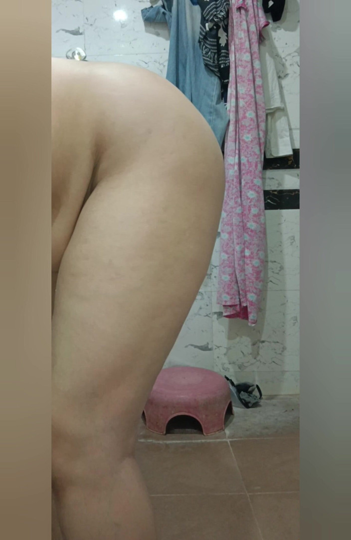 Priyahot77: Priya bhabi bagno caldo