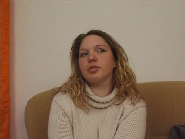 Lucky Wankerz: Une amatrice blonde se masturbe lors de son premier casting
