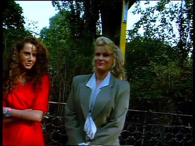 Lucky Cooch: Deux nanas sexy lors d'un entretien en plein air