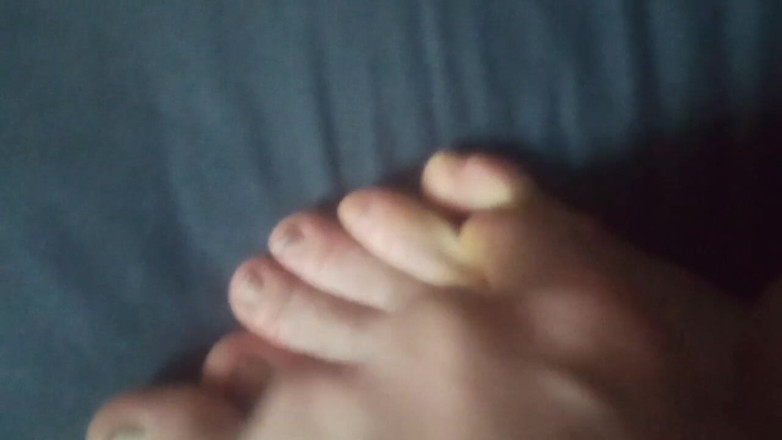 LilTaste: Bermain dengan barefeet comel saya dan kelentit saya (tiada audio)