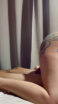Une femme essaye d’induire sur son pénis pendant le 9e mois de grossesse