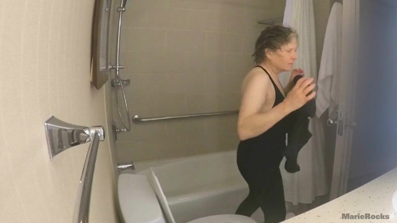 MarieRocks: Gilf montok telanjang di kamar mandi lagi